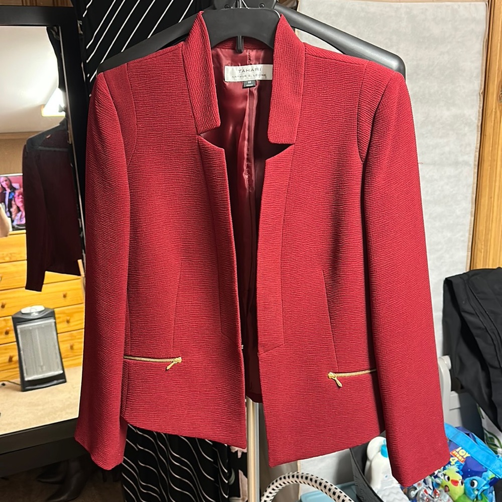 Women’s Tahari suit jacket. Burgundy color. Size 10.